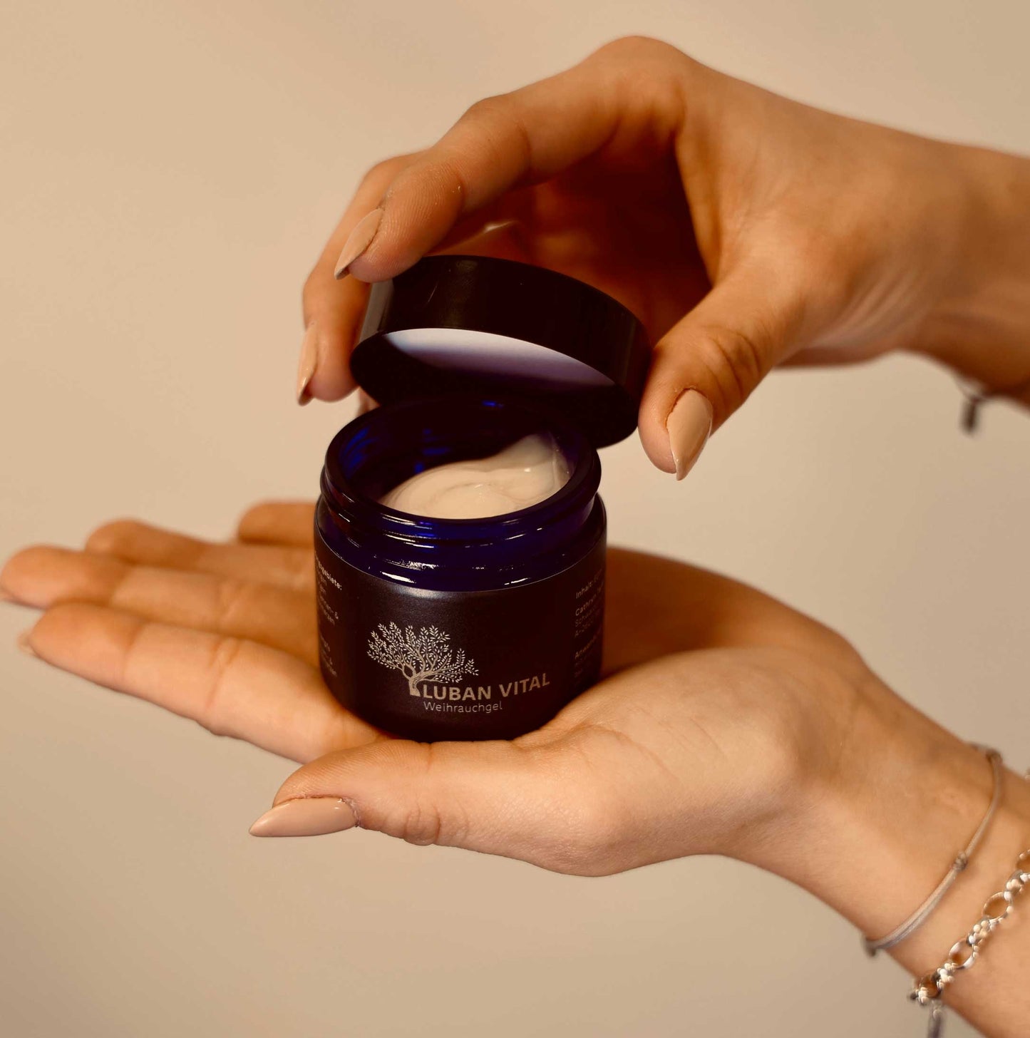 Natürliche Gesichtspflege: Luban Vital Weihrauchgel im Tiegel – sanfte Creme für strahlende Haut.