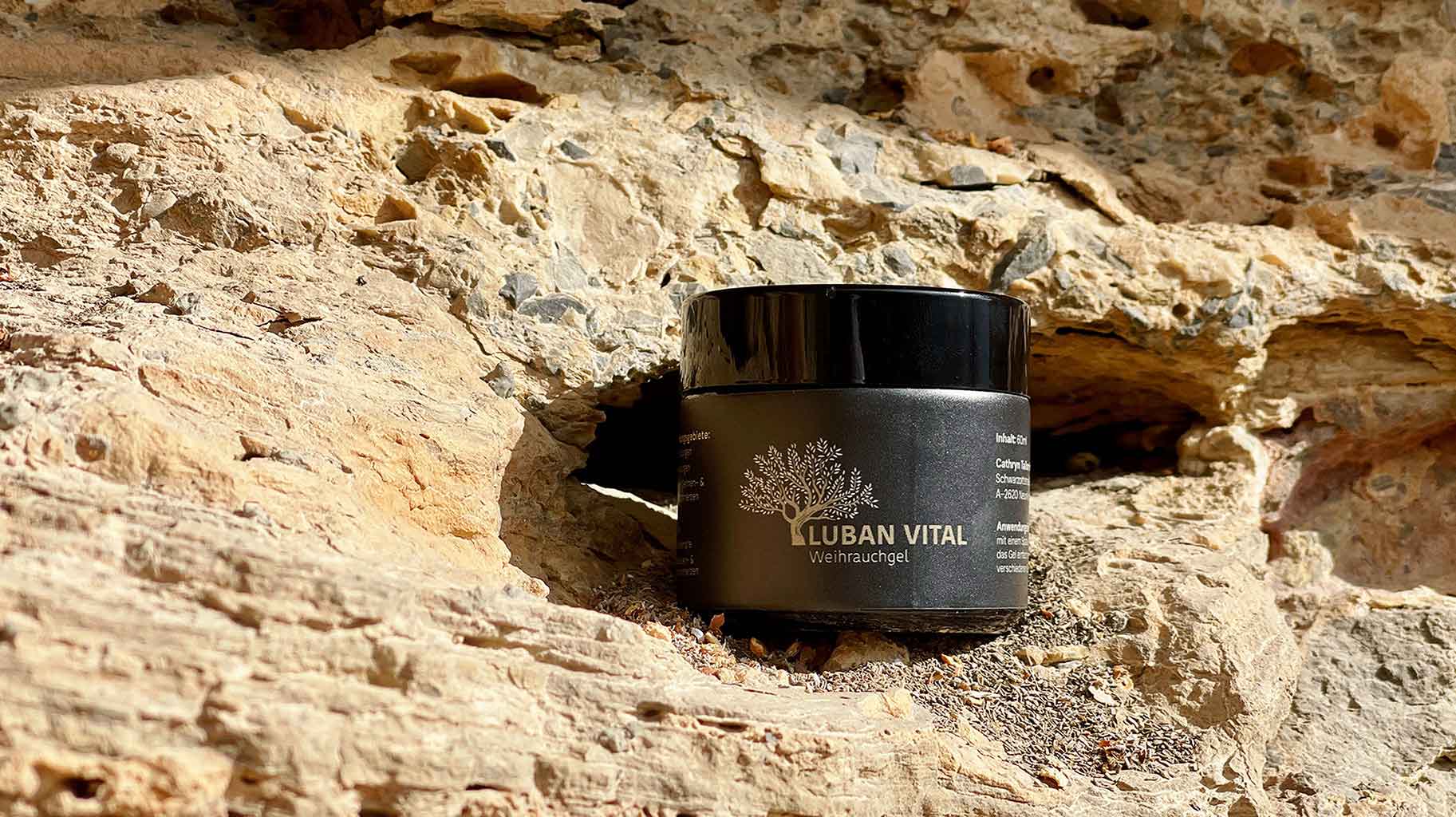 Luban Vital Weihrauchgel steht in einer Steinmauer