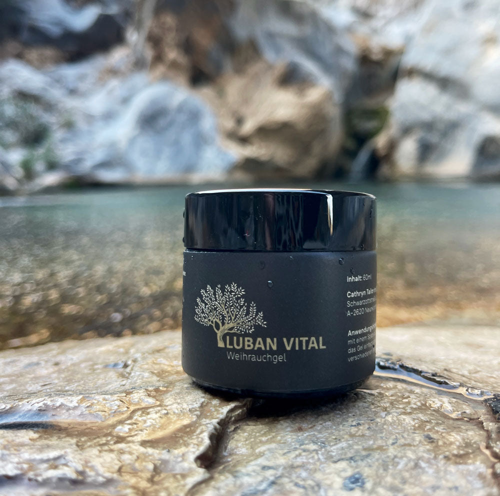 Luban Vital Weihrauchgel mit Wasser und Felsen im Hintergrund